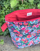 Load image into Gallery viewer, Makeup Bag/ Flowers
