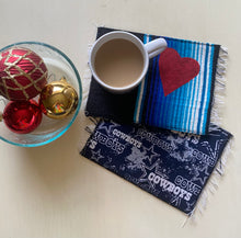 Load image into Gallery viewer, Mug Rug Sarape Reversible Tapetito- Cowboys