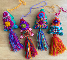 Load image into Gallery viewer, Christmas Tree Pompón tassel