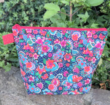 Load image into Gallery viewer, Makeup Bag/ Flowers